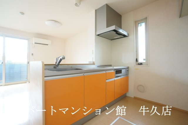 グランファミーユのキッチン|対面式システムキッチン（3口ＩＨ、グリル、浄水器付）