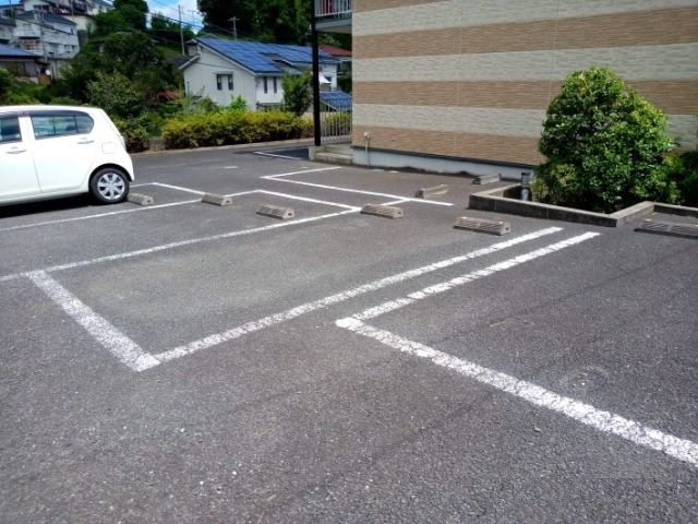 レオパレスラの駐車場
