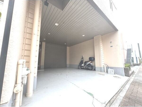 名港ビルのエントランス