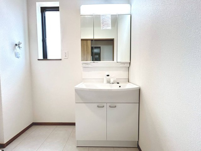 【商談中】ハートフルタウン　江南市前飛保町西町　全1区画分譲の独立洗面台|奥行約420mmのコンパクト設計で従来品と異なり洗面ボウルの成型の精度が高い為スッキリ納まります。