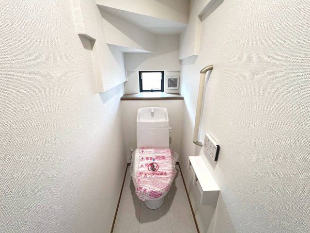 【商談中】ハートフルタウン　江南市前飛保町西町　全1区画分譲のトイレ|超表面平滑加工とイオンパワーの「セフィオンテクト」加工で、汚れが付きにくく落ちやすい仕様です。