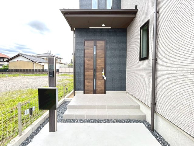【商談中】ハートフルタウン　江南市前飛保町西町　全1区画分譲の玄関|玄関ドアの鍵はディンプルキーと内側はサムターンキーになっており防犯性の高い仕様になっています。