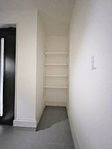 新築戸建・新築建売　郡山市安積西長久保　安積第一小・安積中の玄関|玄関には可動式の棚があり、カー用品やアウトドア用品などの収納にも便利です！