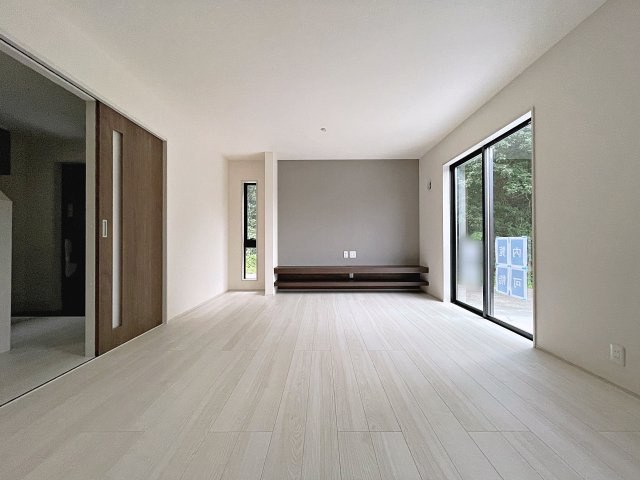 新築戸建・新築建売　郡山市安積西長久保　安積第一小・安積中の居間・リビング|17帖のLDKは大きな窓から日差しが入り気持ちの良い家族団らんスペースです！