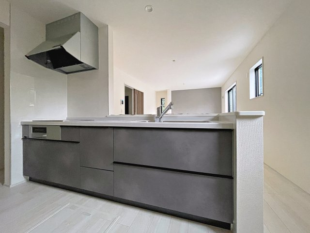 新築戸建・新築建売　郡山市安積西長久保　安積第一小・安積中のキッチン|カウンター越しに会話が弾み、家族とのつながりを感じられる対面キッチンです！