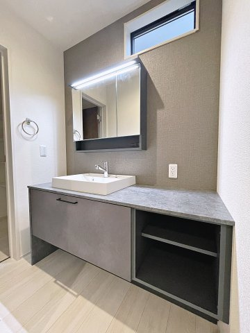 新築戸建・新築建売　郡山市安積西長久保　安積第一小・安積中の洗面所|ワイドカウンターの洗面台はおしゃれかつ使い勝手がいい！物が置きやすく身支度もスムーズです！