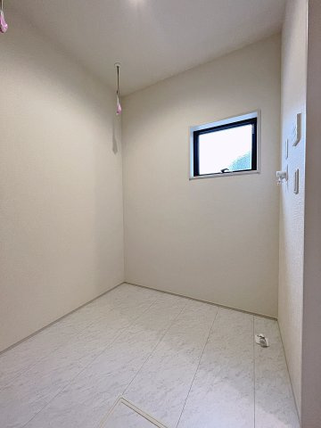 新築戸建・新築建売　郡山市安積西長久保　安積第一小・安積中のランドリースペース|ホスクリーン付きのランドリーはお洗濯物干しもスムーズに行えます！
