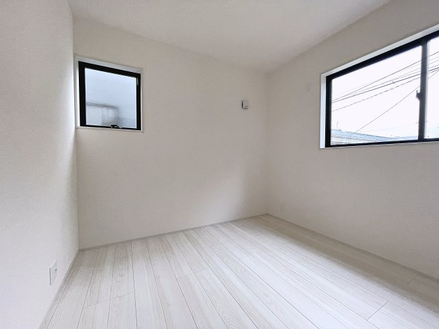 新築戸建・新築建売　郡山市安積西長久保　安積第一小・安積中の洋室|北側の4.7帖の洋室は北側の窓から一定した柔らかい光が入り、PC作業や読書などにも最適なお部屋です！