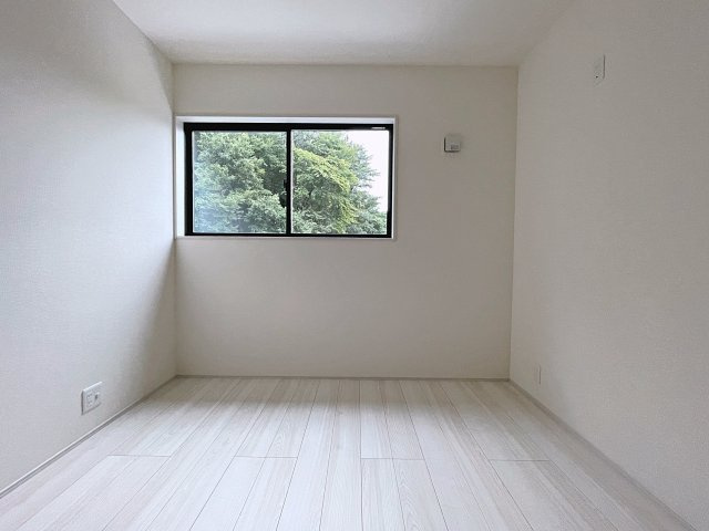 新築戸建・新築建売　郡山市安積西長久保　安積第一小・安積中の洋室|5.2帖の洋室は南西側の窓から日差しが入り気持ちの良いプライベート空間です！