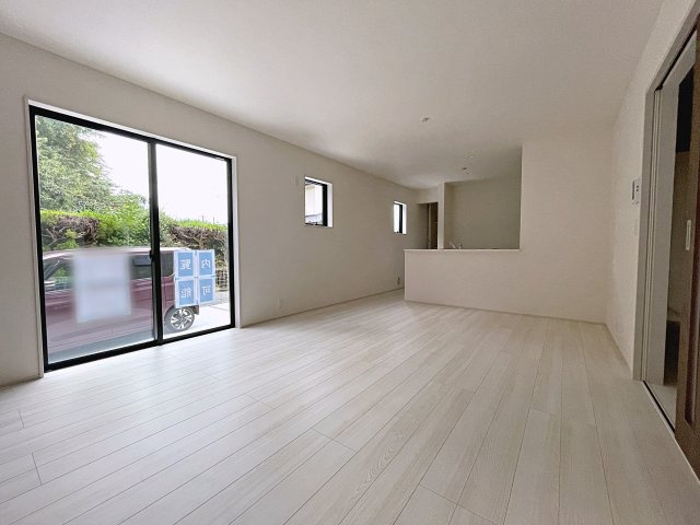 新築戸建・新築建売　郡山市安積西長久保　安積第一小・安積中の居間・リビング|キッチンの前にダイニングテーブルを設置すれば、お料理の配膳もスムーズです！