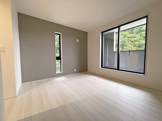 新築戸建・新築建売　郡山市安積西長久保　安積第一小・安積中の洋室|アクセントクロスがおしゃれな7帖の洋室はゆったり広々としておりご夫婦の主寝室としておすすめです！