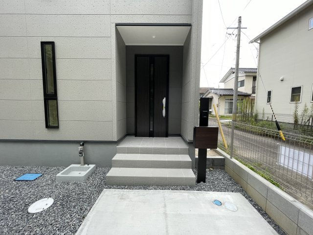 新築戸建・新築建売　郡山市安積西長久保　安積第一小・安積中の玄関|モニター付きインターホンで訪問者を確認できるので、防犯対策やプライバシー保護など安心です！