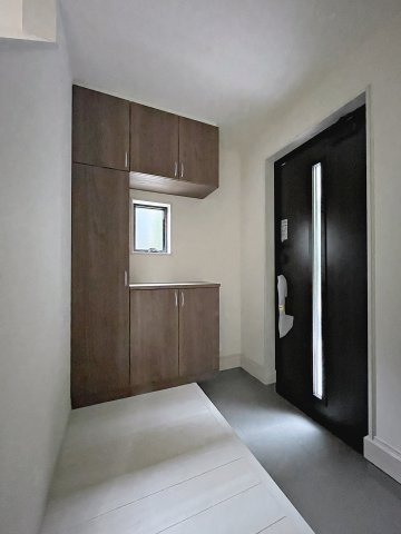 新築戸建・新築建売　郡山市安積西長久保　安積第一小・安積中の玄関|大容量のシューズボックスがあり収納豊富な玄関スペース。玄関ドアから日差しが入り明るいです！