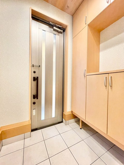 【玄関】 | 豊中市服部南町中古戸建 | こちらの物件近くの教育施設や、スーパー・公園など、物件周辺の住環境を併せてご案内させて頂きます。ぜひ、現地での暮らしをイメージなさって下さい！