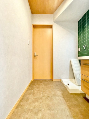 【脱衣所】 | 豊中市服部南町中古戸建 | エイブル売買事業部では、箕面市・豊中市・吹田市・池田市・茨木市・高槻市の北摂エリア全域で、物件のご紹介を致しております。北摂エリアにて購入物件をお探しの際は、当社までお問合せ下さいませ。