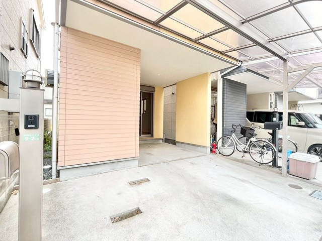 【駐車場】 | 豊中市服部南町中古戸建 | サイトに掲載されていない箇所の写真、撮影してお届けさせて頂きます！気になる物件で、見たい部分の画像が無い場合は、弊社スタッフまでご連絡下さいませ。お客様の気になる箇所を、カメラにて撮影して参ります！