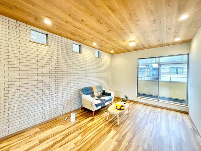 【居間・リビング】 | 豊中市服部南町中古戸建 | エイブルだけの嬉しいサービス、ご用意しております。詳細は、お気軽に当社までお問合せ下さいませ！