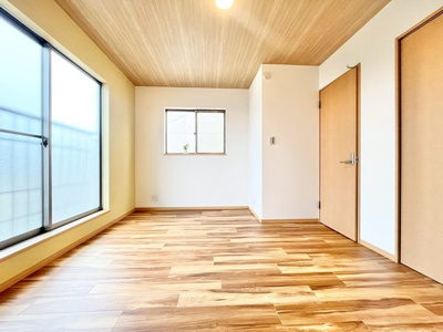 【洋室】 | 豊中市服部南町中古戸建 | サイトに掲載されていない箇所の写真、撮影してお届けさせて頂きます！気になる物件で、見たい部分の画像が無い場合は、弊社スタッフまでご連絡下さいませ。お客様の気になる箇所を、カメラにて撮影して参ります！