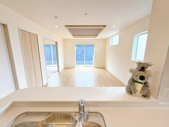 【居間・リビング】 | 前橋市北代田町　新築住宅 | キッチンから家族の様子がわかる対面キッチン。
家事をしながら会話を楽しんだり、お子様の宿題なども見守れます。