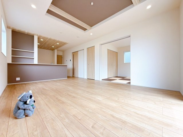 【居間・リビング】 | 前橋市北代田町　新築住宅 | 上質な素材感と明るい空間が調和するリビング・ダイニング。家族やゲストをもてなす、ワンランク上のくつろぎをお届けします。