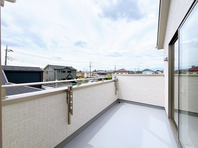 【バルコニー】 | 前橋市北代田町　新築住宅 | 多くの陽光が降り注ぎ、室内に陽だまりを生み出してくれます。