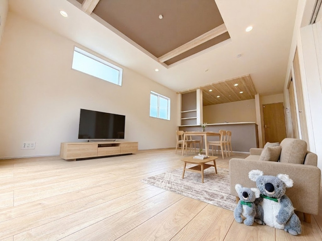 【居間・リビング】 | 前橋市北代田町　新築住宅 | ※配置されている家具はAI加工によるものです。