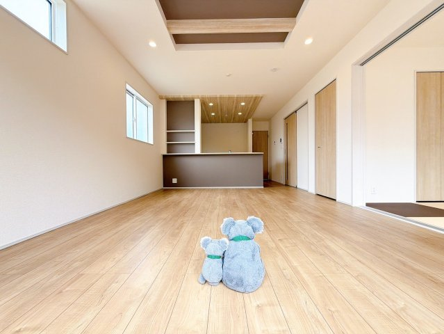 【居間・リビング】 | 前橋市北代田町　新築住宅 | 開放感あふれるリビング・ダイニングは、光と風を感じながら過ごせる心地よい空間。インテリアの映える落ち着いたデザインで、ゆとりある毎日を演出します。