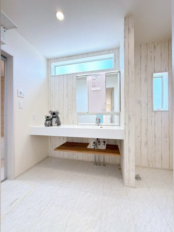 【独立洗面台】 | 前橋市北代田町　新築住宅 | 洗面化粧台はフルフラットでお手入れも楽々。
アクセントクロスがポイントの洗面スペースです。