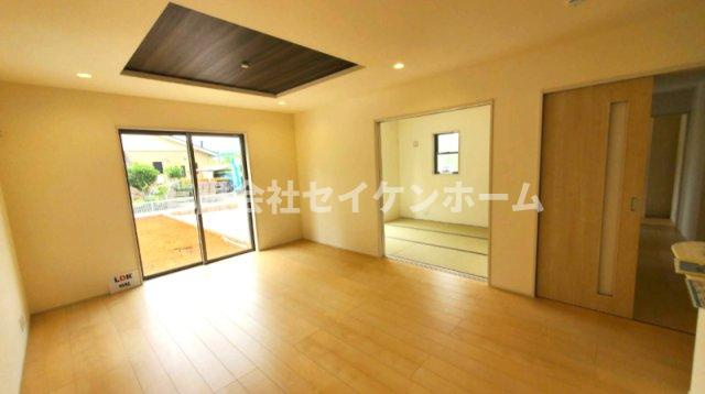 寄居町　新築住宅　南西角地日当たり良好‼の居間・リビング