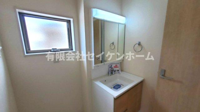 寄居町　新築住宅　南西角地日当たり良好‼の独立洗面台
