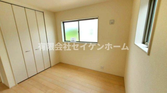 寄居町　新築住宅　南西角地日当たり良好‼の洋室