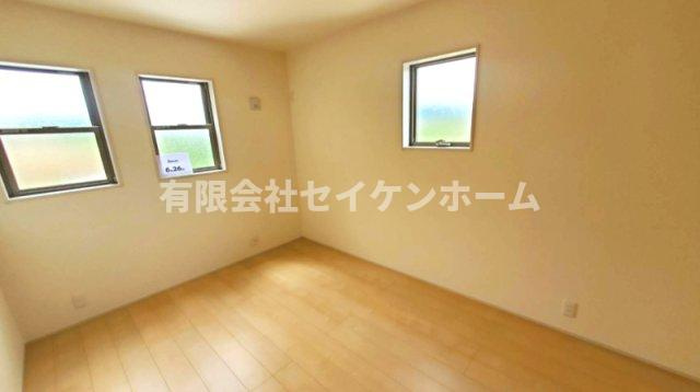 寄居町　新築住宅　南西角地日当たり良好‼の洋室
