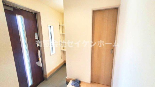 寄居町　新築住宅　南西角地日当たり良好‼の玄関
