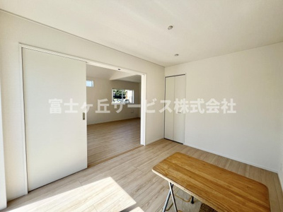 【洋室】 | 浜松市中央区村櫛町 新築一戸建て 1号棟 | リビング横の洋室です