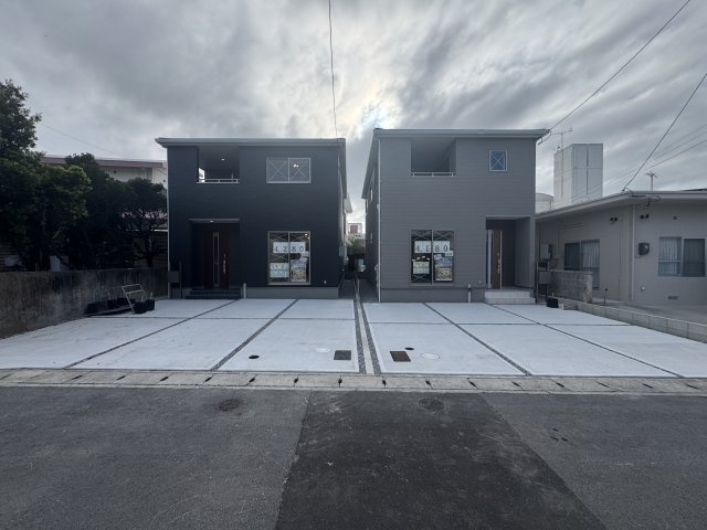 沖縄市古謝津嘉山町（全2棟）ラスト1号棟の外観|1号棟　並列駐車3台可♪