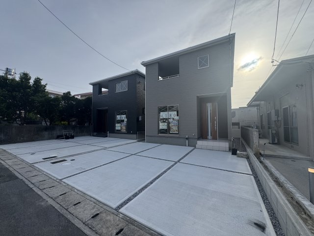 沖縄市古謝津嘉山町（全2棟）ラスト1号棟の外観|1号棟　並列駐車3台可♪
