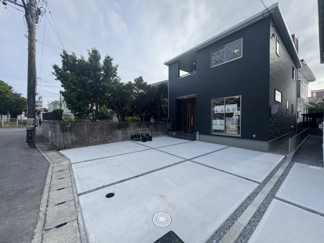 沖縄市古謝津嘉山町（全2棟）ラスト1号棟の外観|1号棟　並列駐車3台可♪