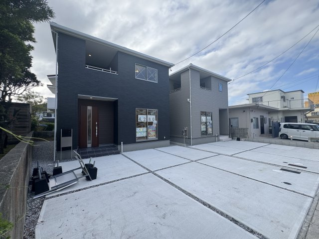沖縄市古謝津嘉山町（全2棟）ラスト1号棟の外観|1号棟　並列駐車3台可♪