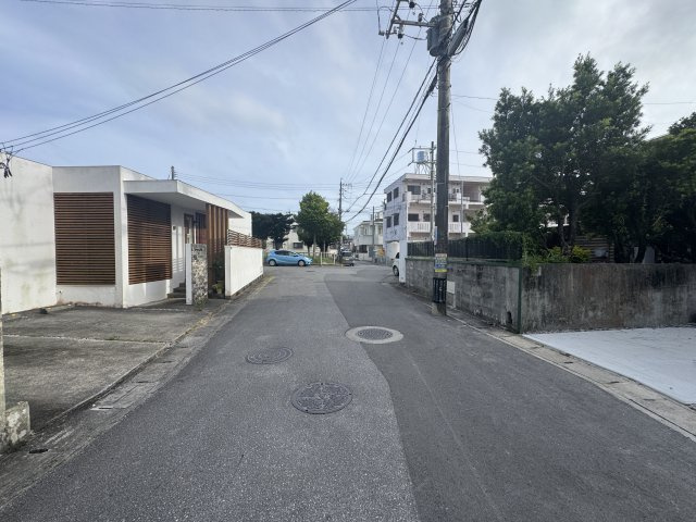 沖縄市古謝津嘉山町（全2棟）ラスト1号棟の前面道路含む現地写真|※東側公道6m♪