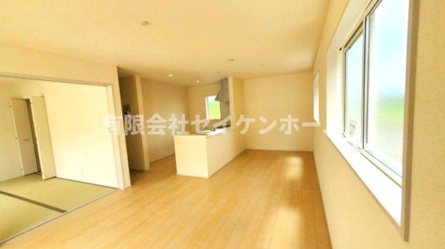 寄居　新築住宅２号棟　カースペ－ス５台可‼の居間・リビング