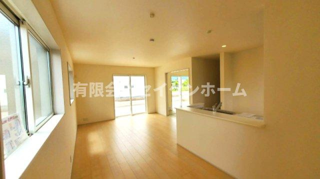 寄居　新築住宅２号棟　カースペ－ス５台可‼の居間・リビング