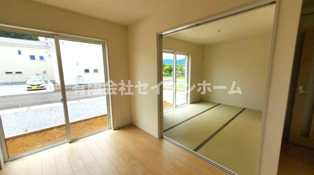 寄居　新築住宅２号棟　カースペ－ス５台可‼の居間・リビング