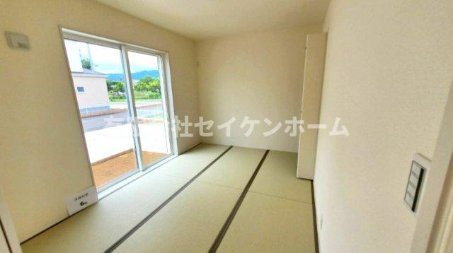 寄居　新築住宅２号棟　カースペ－ス５台可‼の和室