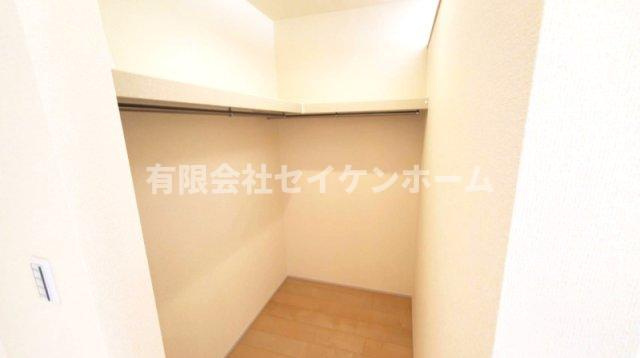 寄居　新築住宅２号棟　カースペ－ス５台可‼の収納