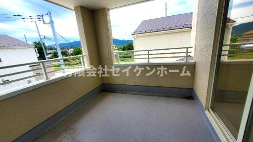 寄居　新築住宅２号棟　カースペ－ス５台可‼のバルコニー