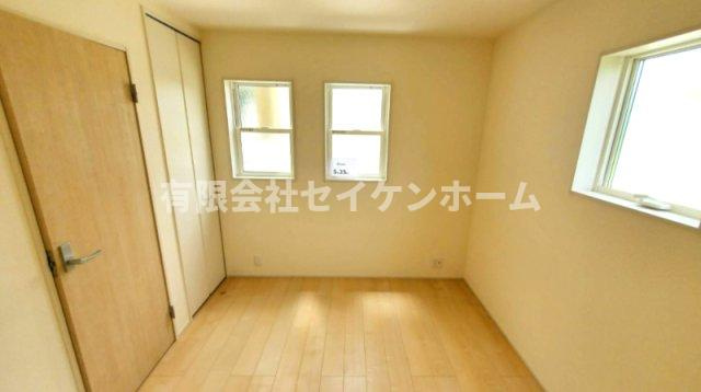 寄居　新築住宅２号棟　カースペ－ス５台可‼の洋室
