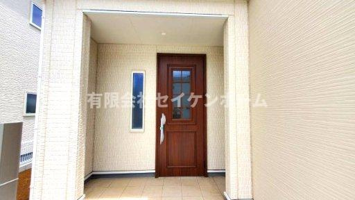 寄居　新築住宅２号棟　カースペ－ス５台可‼の玄関