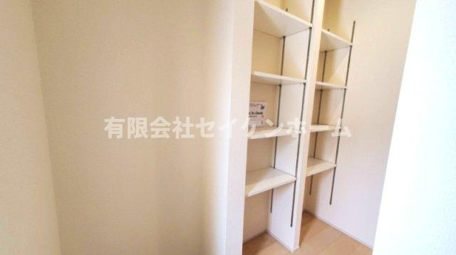 寄居　新築住宅２号棟　カースペ－ス５台可‼の収納