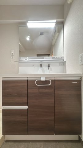 【独立洗面台】 | ロワールマンション古賀☆仲介手数料無料☆ | 【三面鏡タイプ】 忙しい朝の身支度もスムーズにこなせるワイドな洗面化粧台。鏡裏には小物をすっきり収納できるスペースを確保。