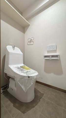 【トイレ】 | ロワールマンション古賀☆仲介手数料無料☆ | 清潔感のある温水洗浄便座付きトイレ。毎日使う場所だからこそ、シンプルで落ち着ける空間に仕上げています。